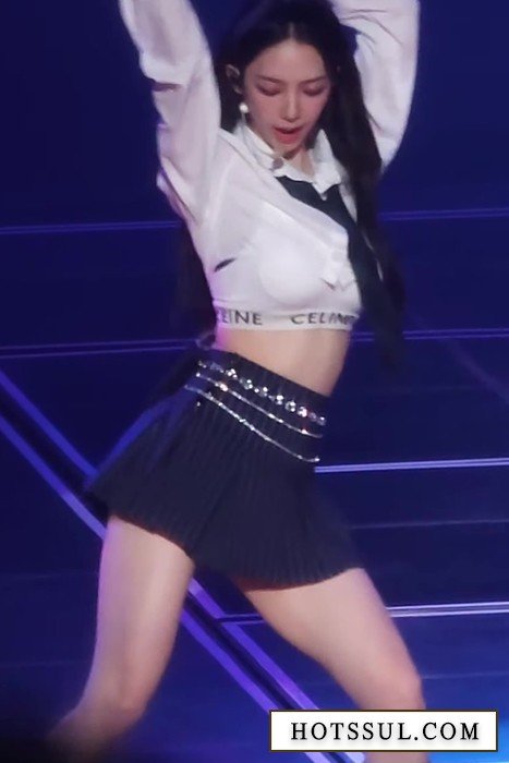 셔츠가 올라 간 에스파 카리나 움짤 셔츠가 올라 간 에스파 카리나 움짤