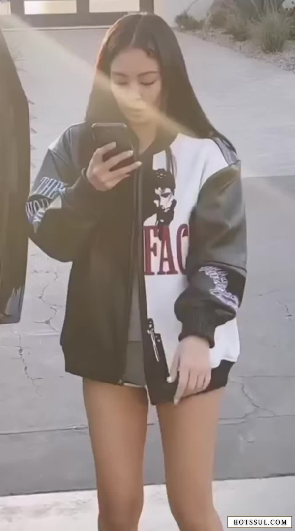 블랙핑크 제니 봉제선 따라 도끼 노출